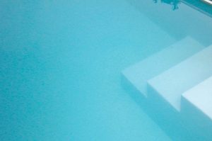 Lire la suite à propos de l’article Pourquoi l’eau de ma piscine devient trouble ?