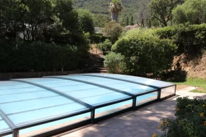 Lire la suite à propos de l’article Pourquoi installer un abri de piscine ?
