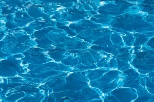 Lire la suite à propos de l’article Comment limiter l’évaporation de l’eau de sa piscine ?