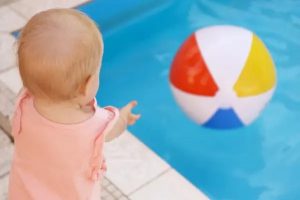 Lire la suite à propos de l’article Sécuriser sa piscine quand on a des enfants.