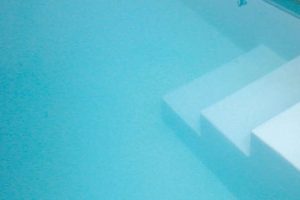 Lire la suite à propos de l’article Gérer l’eau calcaire dans votre piscine : Conseils et Solutions