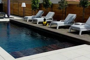 Lire la suite à propos de l’article Décor de rêve pour ce jardin avec piscine à Essars