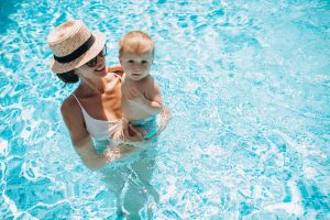 Lire la suite à propos de l’article À quel âge bébé peut-il débuter la baignade ?