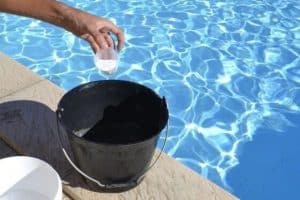 Lire la suite à propos de l’article Les produits en poudre pour piscine : les bonnes pratiques pour une efficacité maximale