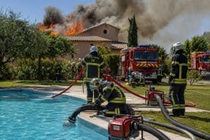 Lire la suite à propos de l’article Incendies : la piscine, une réserve d&rsquo;eau précieuse pour protéger votre habitation.